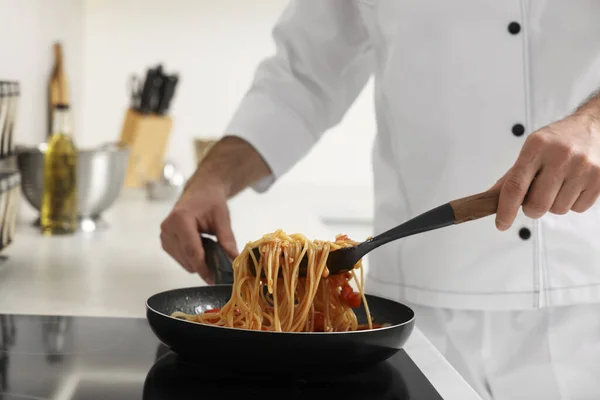 专业厨师在厨房的炉灶上烹调美味的意大利面 特写镜头 — 图库照片