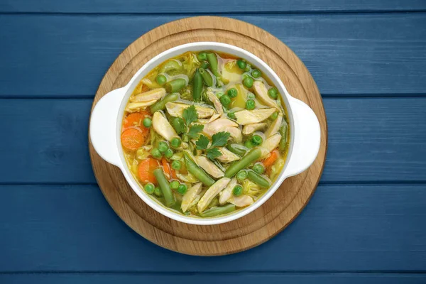 Cazo Deliciosa Sopa Verduras Con Pollo Mesa Madera Azul Vista — Foto de Stock