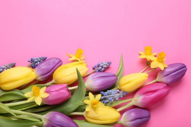 Pembe arka planda güzel, farklı çiçekler, düz uzanmış. Metin için boşluk