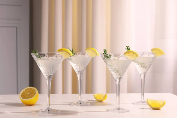 Kieliszki Martini Świeżym Koktajlem Rozmarynem Cytryną Białym Stole Pomieszczeniu — Zdjęcie stockowe