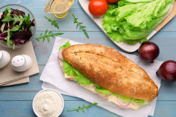 Heerlijke Sandwich Verse Ingrediënten Lichtblauwe Houten Tafel Plat Gelegd — Stockfoto