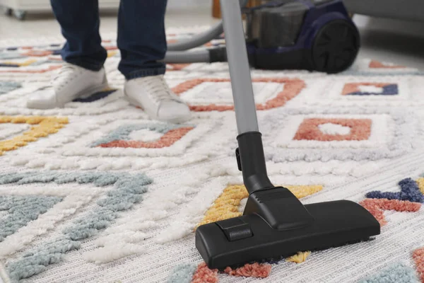 Mann Putzt Teppich Mit Staubsauger Hause Nahaufnahme Raum Für Text — Stockfoto