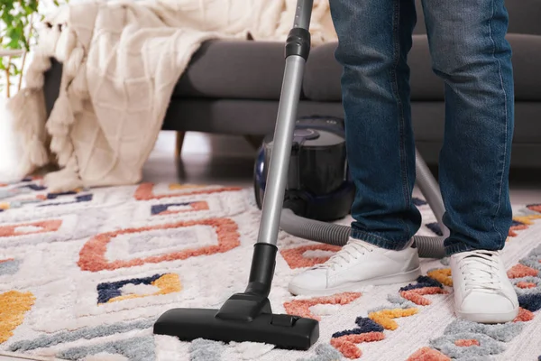 Homem Tapete Limpeza Com Aspirador Casa Close — Fotografia de Stock