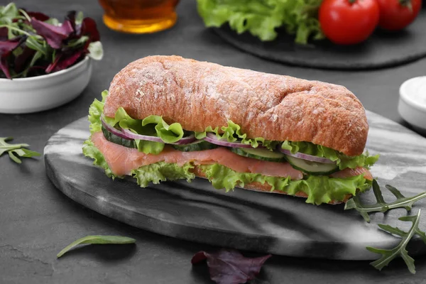 Leckeres Sandwich Mit Frischem Gemüse Und Lachs Auf Schwarzem Tisch — Stockfoto
