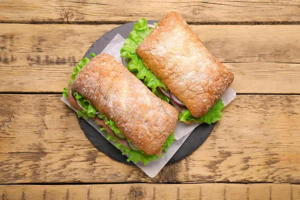 Heerlijke Sandwiches Met Verse Groenten Zalm Houten Tafel Bovenaanzicht — Stockfoto