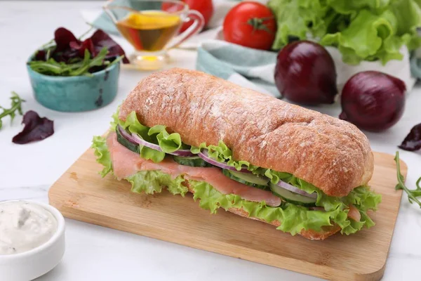Läcker Smörgås Med Färska Grönsaker Och Lax Vitt Bord Närbild — Stockfoto