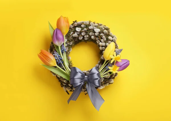 Weidenkranz Mit Verschiedenen Schönen Blumen Und Grauer Schleife Auf Gelbem — Stockfoto