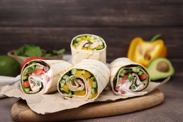 Leckere Sandwich Wraps Mit Frischem Gemüse Auf Grauem Tisch — Stockfoto