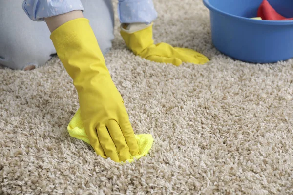Woman Rubber Gloves Cleaning Carpet Rag Closeup — Stock Photo, Image