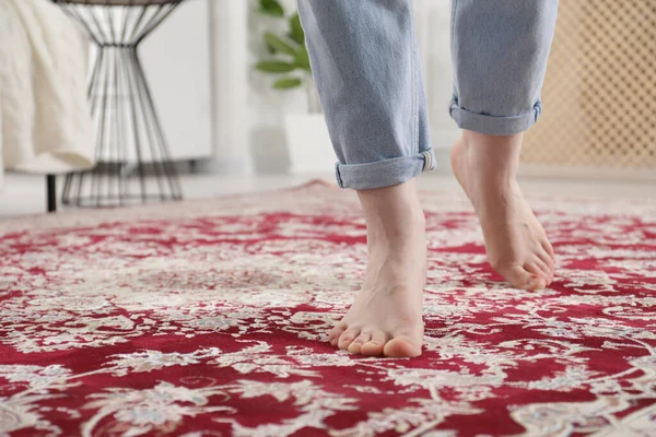 Woman Standing Carpet Pattern Home Closeup Space Text — Stock Photo, Image