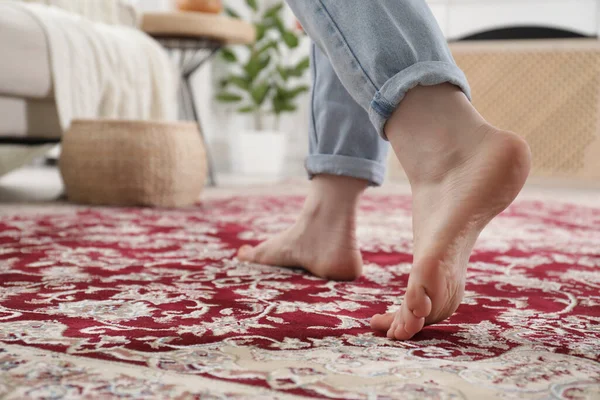 Woman Standing Carpet Pattern Home Closeup Space Text — Stock Photo, Image