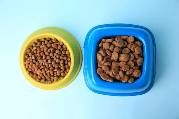 Cibo Animali Domestici Asciutto Ciotole Alimentazione Sfondo Azzurro Posa Piatta — Foto Stock