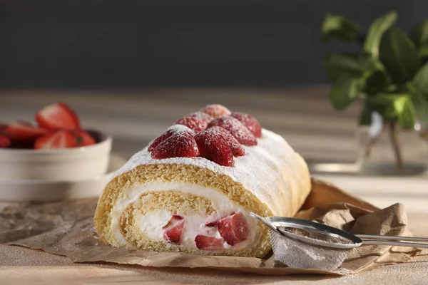 Leckeres Kuchenbrötchen Mit Erdbeeren Und Sahne Auf Dem Tisch Nahaufnahme — Stockfoto
