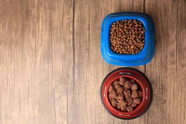 Alimento Seco Húmedo Para Mascotas Tazones Alimentación Sobre Fondo Madera — Foto de Stock
