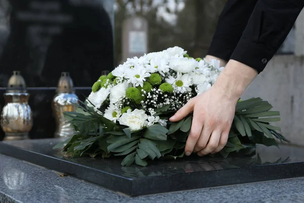 Kvinna Sätta Begravning Krans Blommor Granit Gravsten Kyrkogården Närbild — Stockfoto