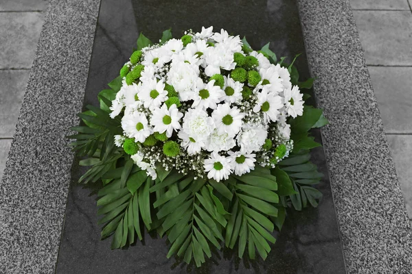 Grinalda Fúnebre Flores Pedra Tumular Granito Livre Vista Acima — Fotografia de Stock