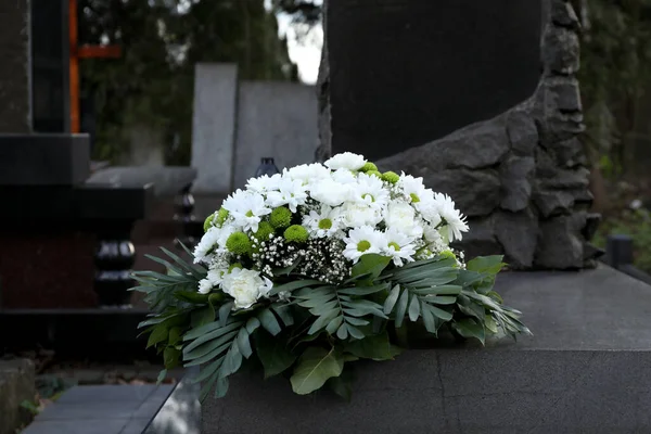 Wieniec Pogrzebowy Kwiatów Granitowym Nagrobku Cmentarzu — Zdjęcie stockowe