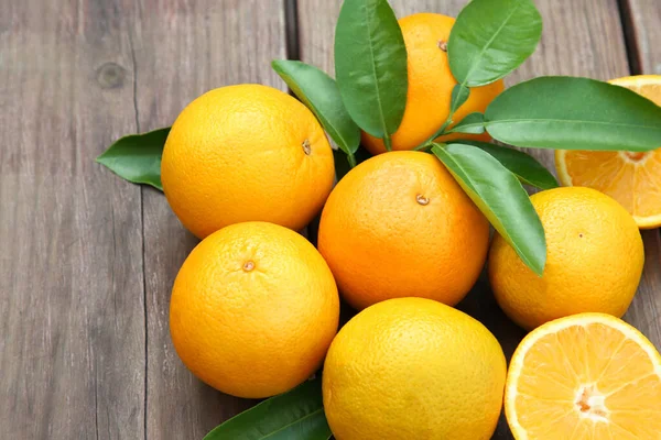 Багато Стиглих Апельсинів Зелене Листя Дерев Яному Столі — стокове фото