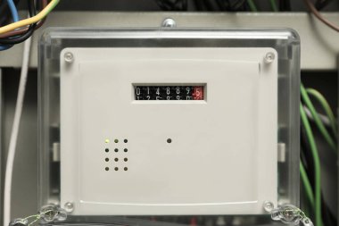 Elektrik sayacı ve kablolar sigorta kutusunda, yakın plan.