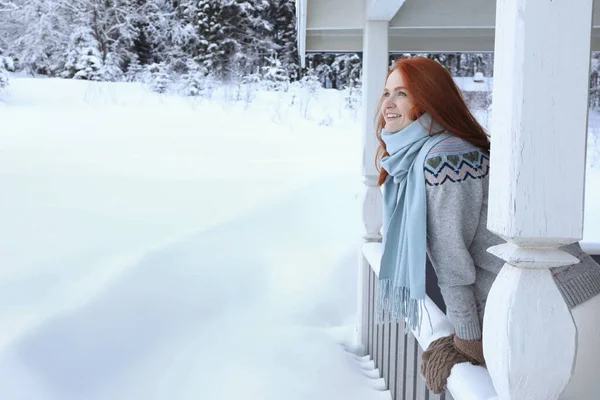 在外面下雪天 美丽的年轻女子从木制的凉亭向外张望 为文字留出空间 — 图库照片