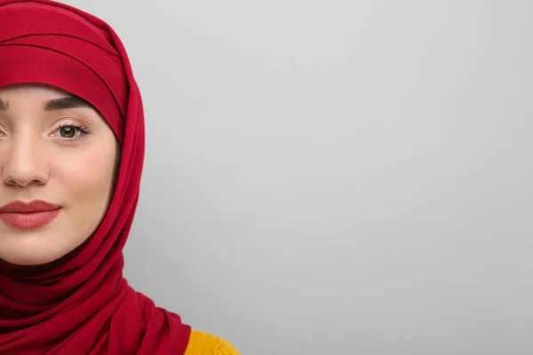 Muslimische Frau Hijab Auf Hellgrauem Hintergrund Platz Für Text — Stockfoto