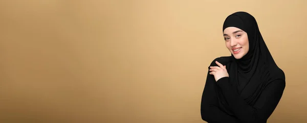 Портрет Мусульманки Хіджабі Бежевому Тлі Місце Тексту Дизайн Прапора — стокове фото