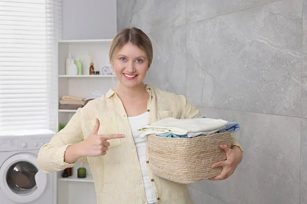 Mulher Feliz Com Cesta Cheia Lavanderia Banheiro — Fotografia de Stock