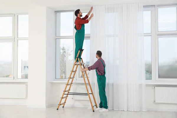 Arbeiter Uniform Hängen Fenstervorhang Drinnen Auf — Stockfoto