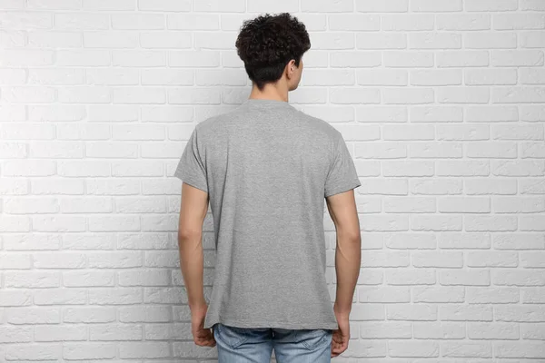 Mężczyzna Szarej Koszulce Przy Białej Ceglanej Ścianie Widok Tyłu Makieta — Zdjęcie stockowe