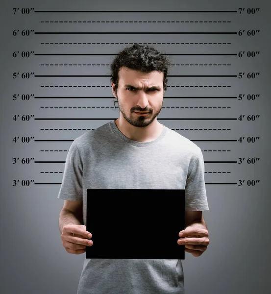 Verbrecherischer Mugshot Mann Mit Blanko Karte Gegen Höhendiagramm Festgenommen — Stockfoto