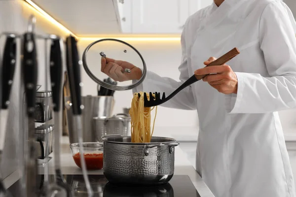 Professionele Chef Koken Heerlijke Pasta Steelpan Binnen Close — Stockfoto