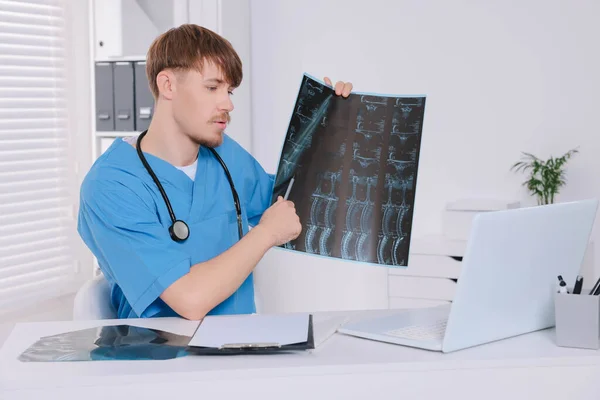 Médico Examinando Imagen Resonancia Magnética Del Cuello Clínica — Foto de Stock