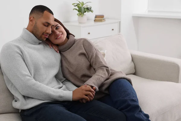 Partnervermittlung Glückliches Paar Verbringt Zeit Zusammen Auf Dem Sofa Hause — Stockfoto