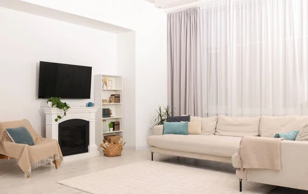Stilvolles Wohnzimmer Mit Gemütlichem Sofa Fernseher Und Kamin — Stockfoto