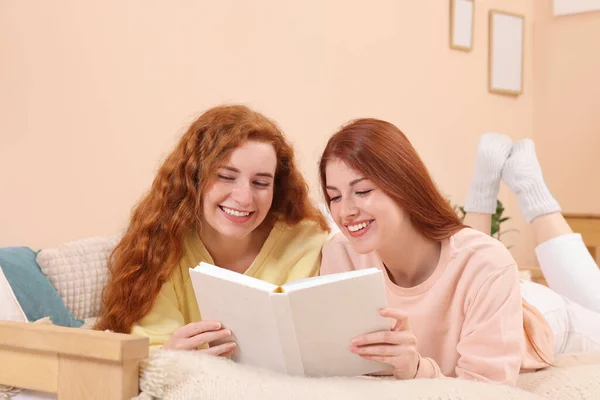 Piękne Młode Siostry Czytające Książkę Łóżku Domu — Zdjęcie stockowe