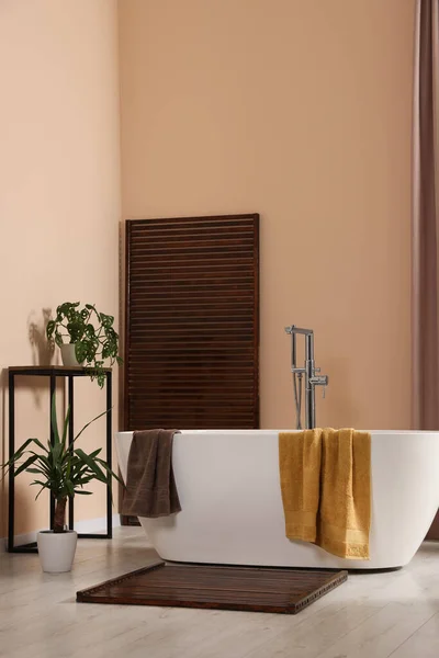 Elegante Baño Interior Con Bañera Cerámica Toallas Rizo Plantas Interior —  Fotos de Stock