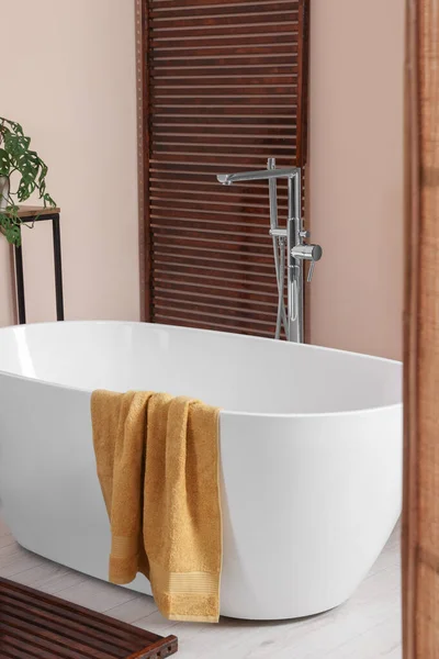 用陶瓷浴缸和毛巾纸装饰风格的浴室内部 — 图库照片