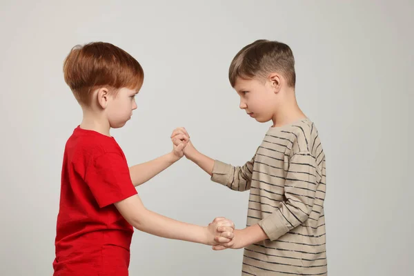 Dois Rapazes Lutar Fundo Cinzento Claro Intimidação Infantil — Fotografia de Stock