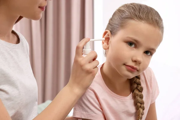 Mother Spraying Medication Daughter Ear Home — Stock Photo, Image