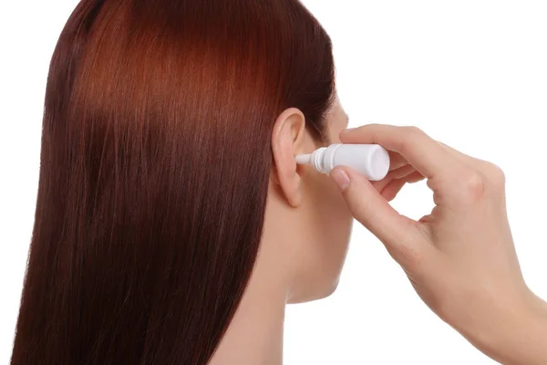 Beyaz Arkaplanda Kulak Damlası Kullanan Kadın — Stok fotoğraf
