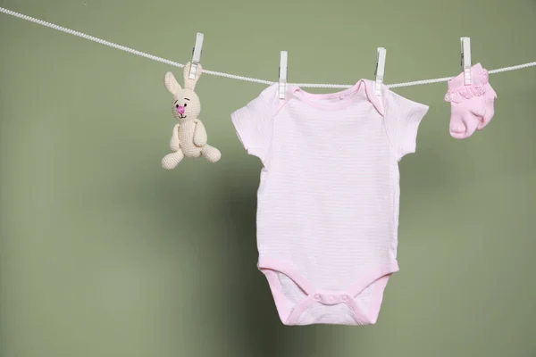 Schattige Kleine Baby Kleding Speelgoed Opknoping Waslijn Tegen Groene Achtergrond — Stockfoto