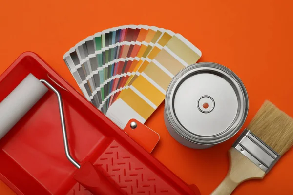 Farb Pinsel Rollen Behälter Und Farbpalettenmuster Auf Orangefarbenem Hintergrund Flach — Stockfoto