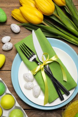 Boyanmış yumurta ve lalelerle süslü masa, düz. Paskalya kutlaması