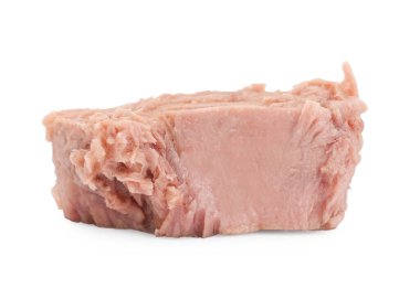 Lezzetli konserve ton balığı yığını beyaza izole edilmiş.