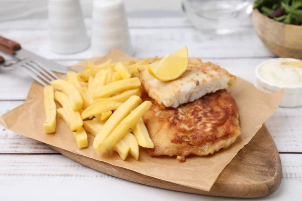 Tasty Soda Water Battered Fish Potato Chips Lemon Slice White — Stock Photo, Image