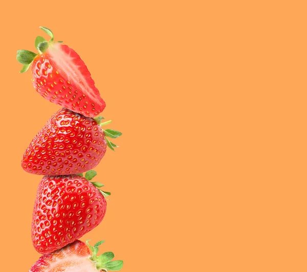 Stapel Verse Aardbeien Oranje Achtergrond Ruimte Voor Tekst — Stockfoto