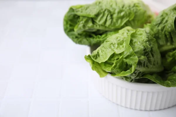 Skål Med Friske Grønne Romaine Salater Hvid Flisebelagt Bord Closeup - Stock-foto