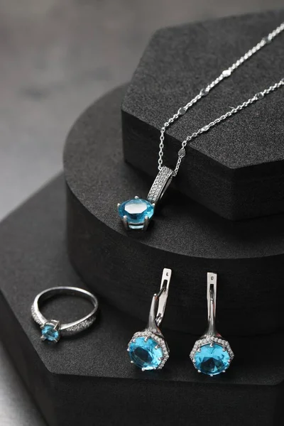Vackra Smycken Med Ljusblå Ädelstenar Svarta Podiums — Stockfoto