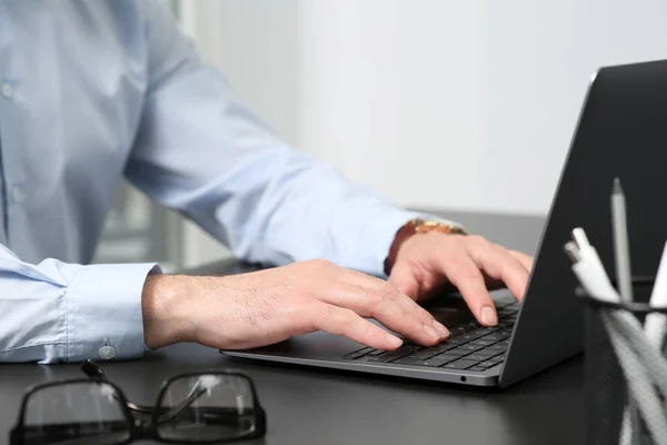 Homem Trabalhando Laptop Mesa Preta Escritório Close — Fotografia de Stock