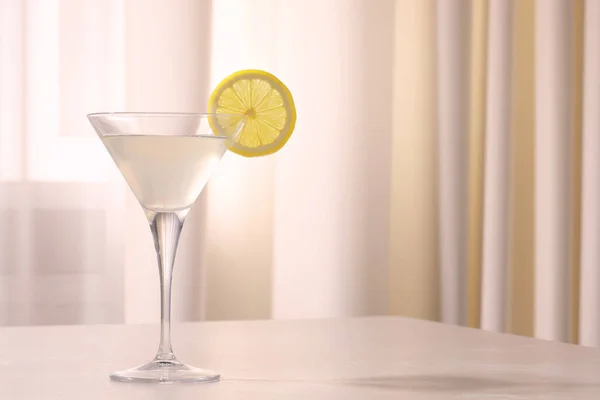 Elegancki Kieliszek Martini Świeżym Koktajlem Plasterkiem Cytryny Beżowym Marmurowym Stole — Zdjęcie stockowe
